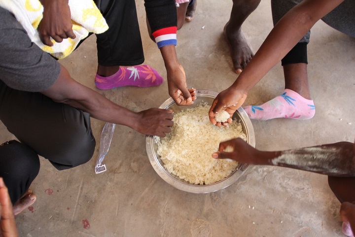 食事は炭水化物ばかりで、栄養失調も心配される　© Sara Creta/MSF