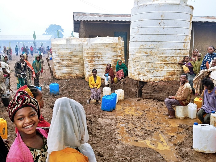 緊急対応の開始直後、避難民キャンプにて。初動対応は清潔な水の手配が優先だ　© Markus Boening/MSF