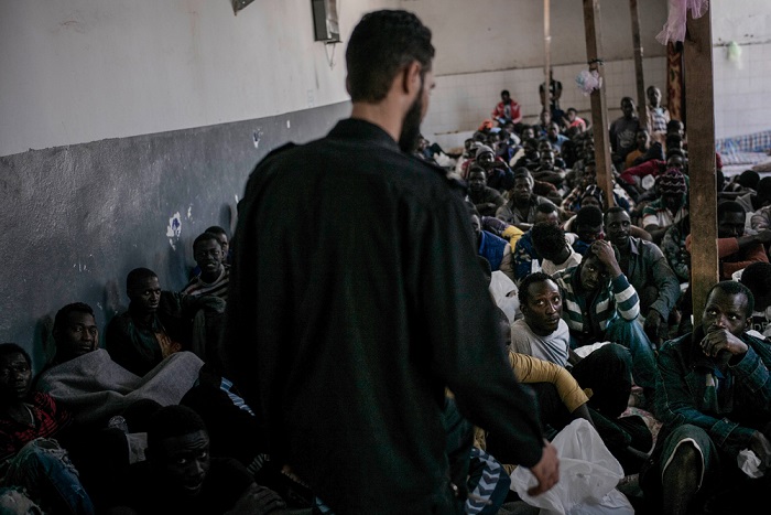 劣悪な環境の収容センターに勾留される移民　（リビア・トリポリにて、2017年3月撮影）© Guillaume Binet/Myop