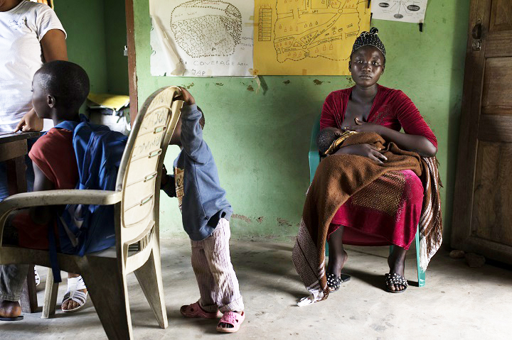 MSFの診療所にやってきたエリザベスさんは、カメルーン人の夫と2人の子どもとナイジェリアで暮らす　© Albert Masias