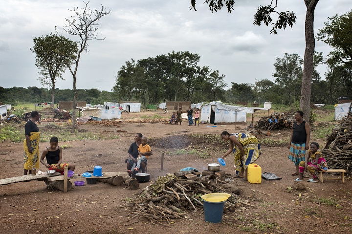 ナイジェリアに作られた仮設の難民キャンプでは、何もかも足りない　© Albert Masias