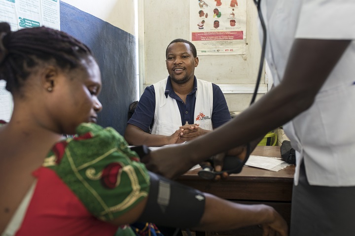 ナイジェリアのクリニックでMSFの診療を受ける女性　© Albert Masias