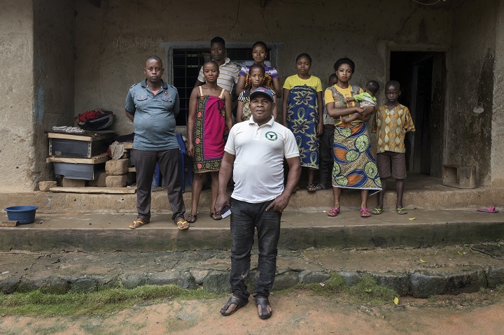 オーガスチンさん（写真中央）は自宅に難民を受け入れて一緒に暮らしている　© Albert Masias