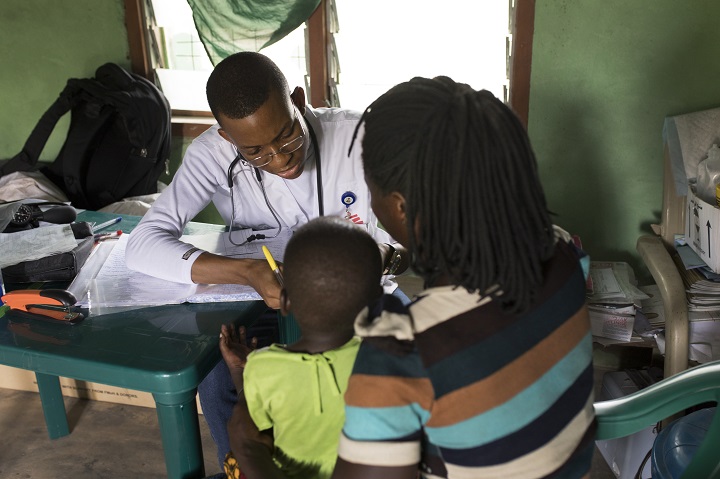 アダゴムのクリニックで患者を見るMSFのプレシャス・ムダマ医師　© Albert Masias