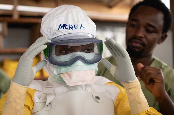 エボラ感染の危険が高まっている地域で、活動準備をするMSFスタッフ。© Gabriele François Casini/MSF