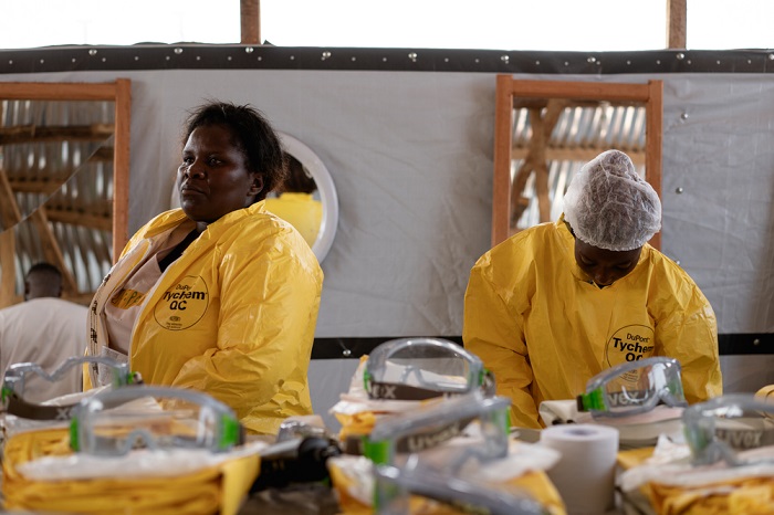 治療のための準備をするMSFスタッフ。© Gabriele François Casini/MSF