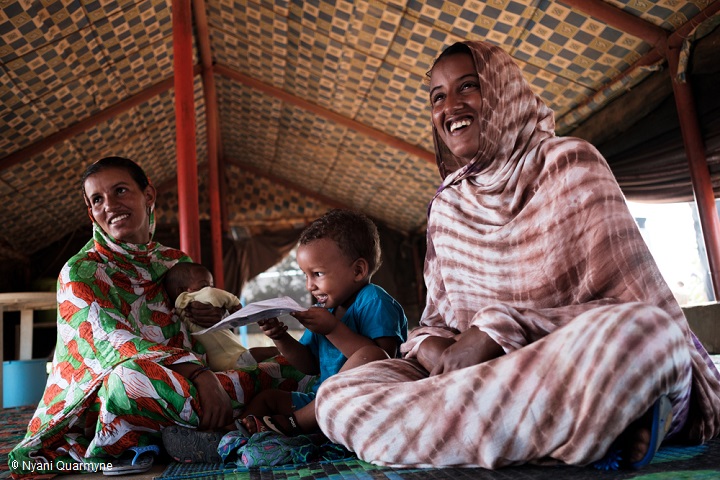 ファヤさん（左）とボッサくん（中央）。ムベラ難民キャンプのMSF病院内にある外来栄養治療センターで