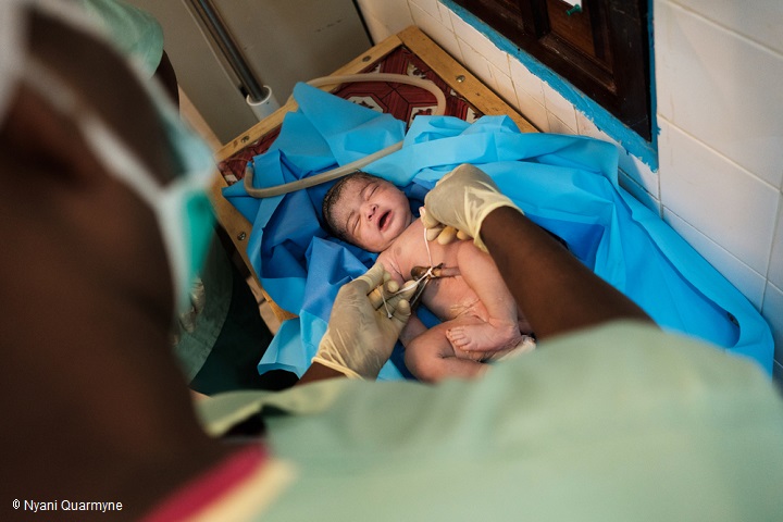 帝王切開で生まれた新生児をケアする外科スタッフ。MSFが実施する外科手術の3分の1は帝王切開だ