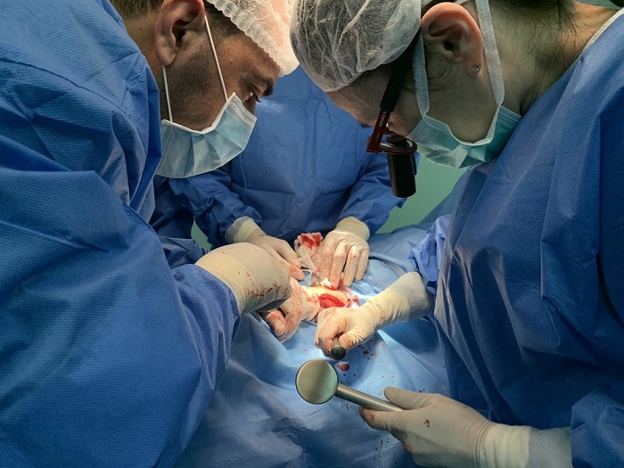 ユスリさんの足を手術するMSFの整形外科医、村上裕子医師（右）。© Jacob Burns/MSF