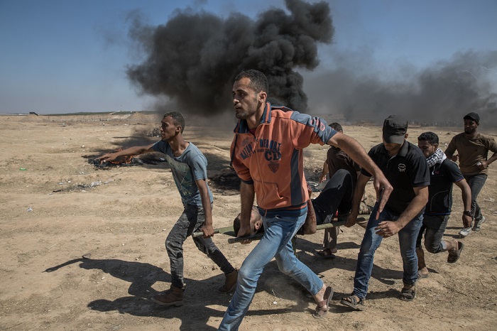 抗議活動「帰還の行進」で、イスラエル軍の攻撃によりけがをした人を運ぶガザ市民。（2018年5月撮影）