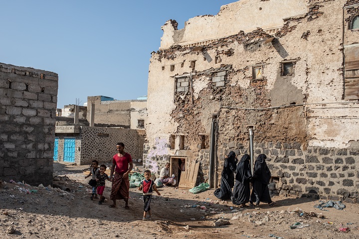 モカの町を歩く住民　© Agnes Varraine-Leca/MSF