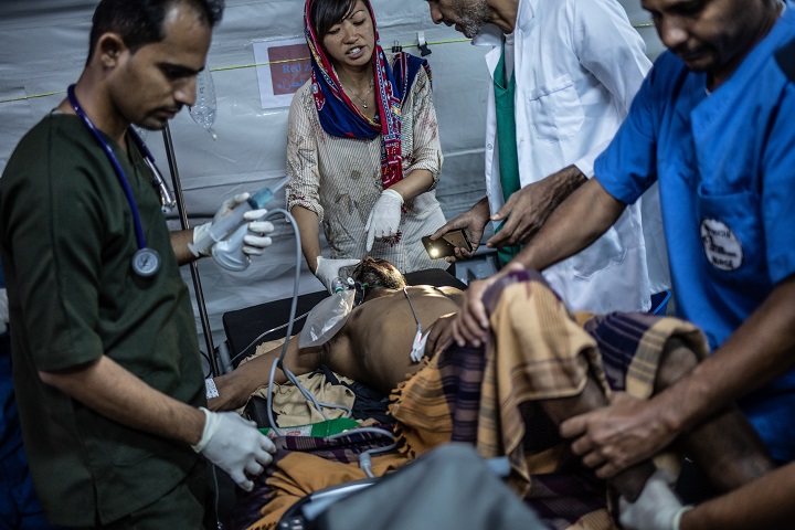 モカの病院の救急処置室で患者に対応するMSFスタッフ　© Agnes Varraine-Leca/MSF