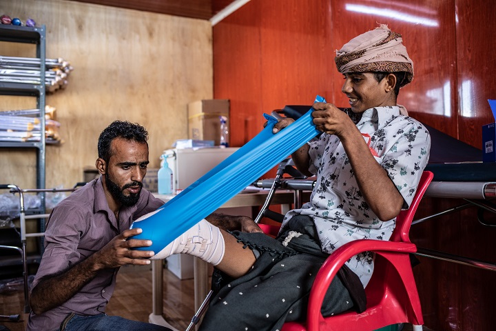 地雷で右足を失ったアリさん（右）は、モカの病院で理学療法を受けている　© Agnes Varraine-Leca/MSF