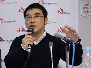外科医の安西兼丈医師 © MSF