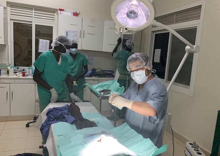 アウェイル病院で治療にあたる安西外科医　© MSF
