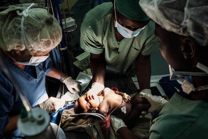 アウェイル病院で治療を受ける赤ちゃん　© Peter Bauza