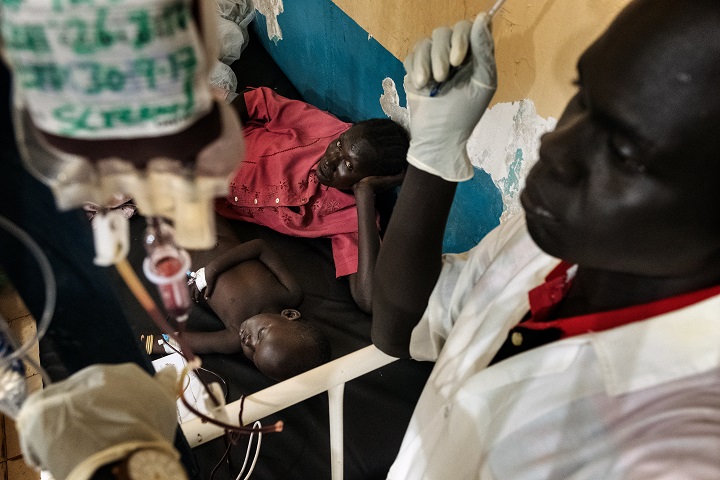 重症マラリアでアウェイル病院に入院する3歳の男の子　© Peter Bauza