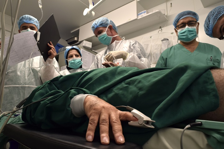 MSFの病院に入院する多剤耐性感染症になったサアドさん。© Candida Lobes/MSF