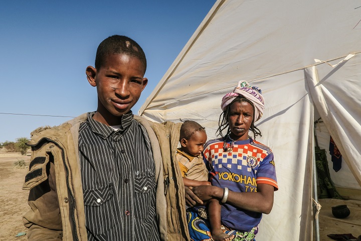 避難民キャンプで家族と暮らすディコさん（左）。© MSF/Caroline Frechard