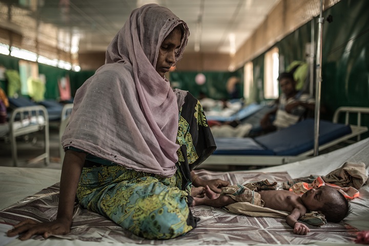 ゴヤルマラのMSF病院で治療を受ける生後2ヵ月の赤ちゃん　© Pablo Tosco/Angular