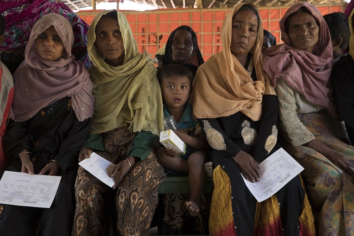 ジャムトリの診療所でMSFの診察を待つロヒンギャの人びと　© Anna Surinyach