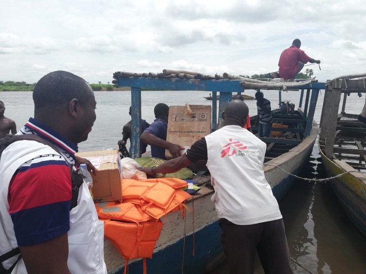 船などを使って医薬品などを活動地に届けるMSFのスタッフ。© Bérengère Guais/MSF

