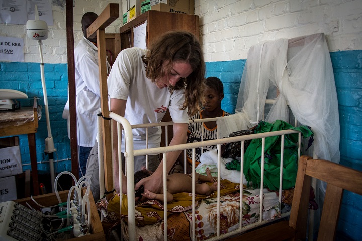 南キブ州にあるMSFの病院で患者をケアするMSFの看護師。© Marta Soszynska/MSF