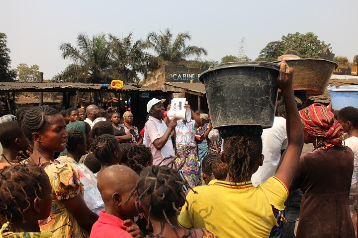 コンゴ民主共和国で住民に清潔な水と衛生環境について話す健康教育担当者　© Giorgia Girometti