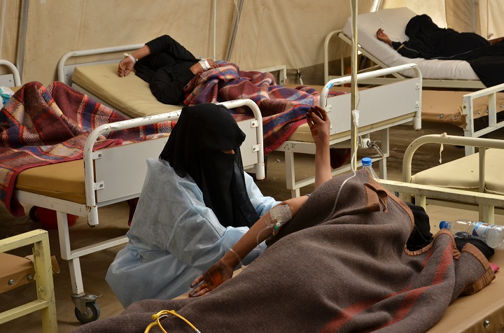 イエメンの病院でコレラ患者をケアするMSFの看護師　© Nuha Haider/MSF