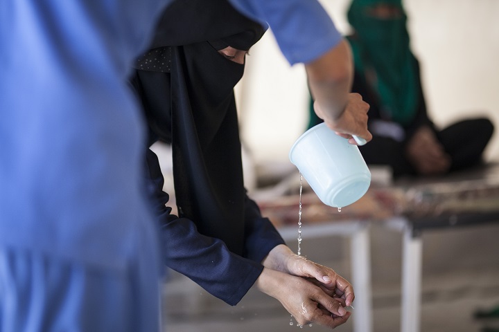 イエメンのコレラ治療センターでスタッフが手洗いを教える　© MSF