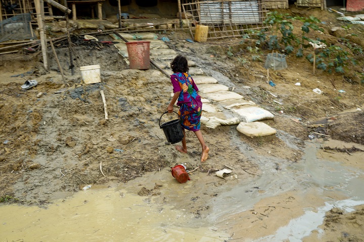 バングラデシュのロヒンギャ難民キャンプで水を運ぶ少女　© Dalila Mahdawi/MSF