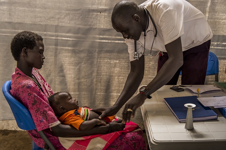 南スーダン・アコボで患者を診察するMSFの現地採用看護師（2017年撮影）　© Frederic NOY/COSMOS