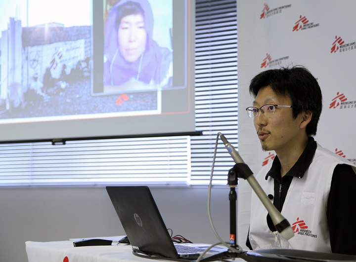 現地の様子を報告する真山剛医師（右）と中池ともみ看護師　© MSF