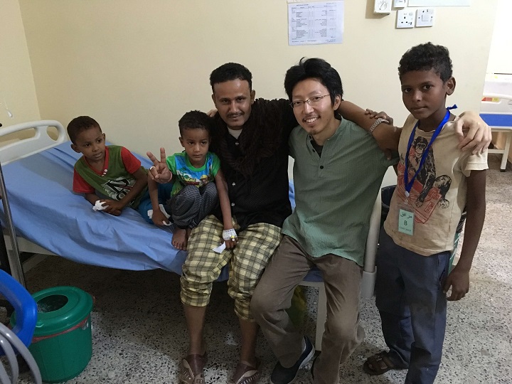 回復した兄弟と記念写真を撮る真山医師（右から2人目）© MSF
