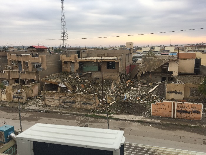 町にはまだ、壊れたままの建物が残る　© MSF
