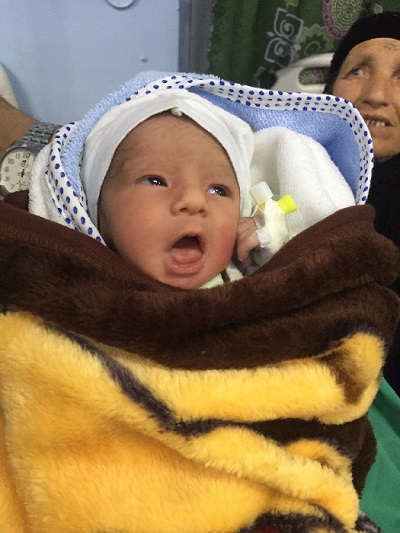 1月1日に帝王切開で誕生した赤ちゃん　© MSF