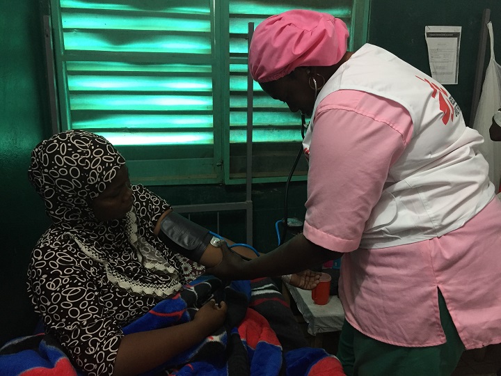 妊娠中の患者のケアをするMSFの助産師　© Lamine Keita/MSF