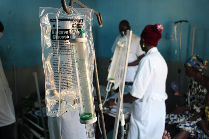 MSFが支援するドゥエンザの病院で　© Pape Cire Kane/MSF