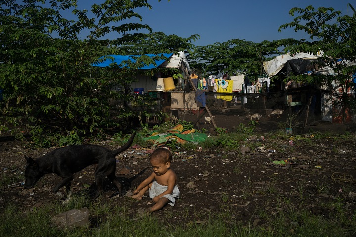 発展したマニラ市のなかで取り残されたスラム　© Hannah Reyes Morales