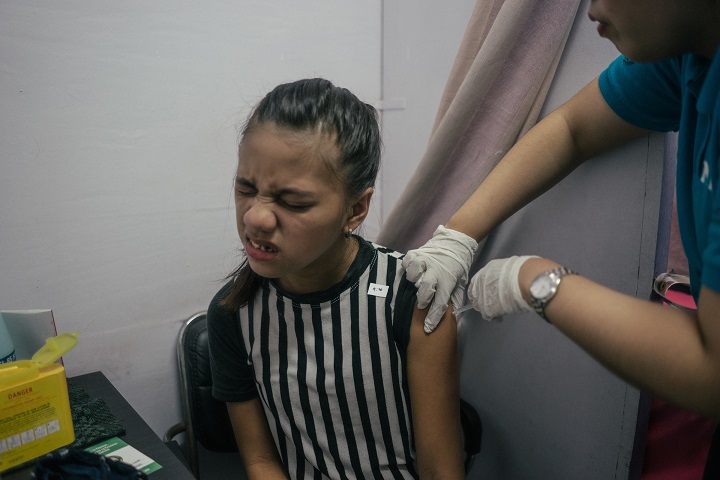 子宮頚がんの予防接種を受ける少女　© Hannah Reyes Morales