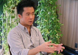 フィリピンの医療ニーズについて語る村田責任者 © MSF