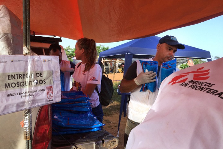 マラリア対策の一環で、蚊帳を配布するMSFスタッフ　© Diana Puyo/MSF