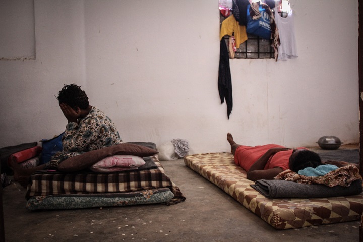リビアの収容センターで生活する人びと　© Sara Creta/MSF