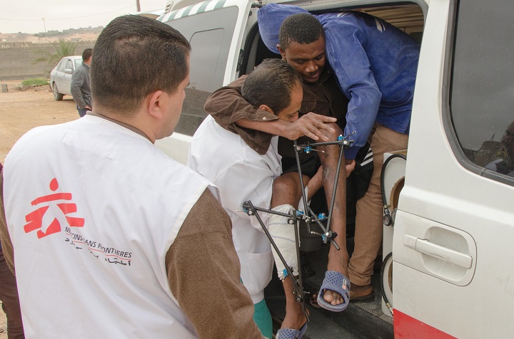 MSFの医師らがバニ・ワリド地域の患者を二次医療施設に紹介した。この患者は、両足を骨折し、ケアを受けた。（2018年4月撮影）© Christophe Biteau/MSF