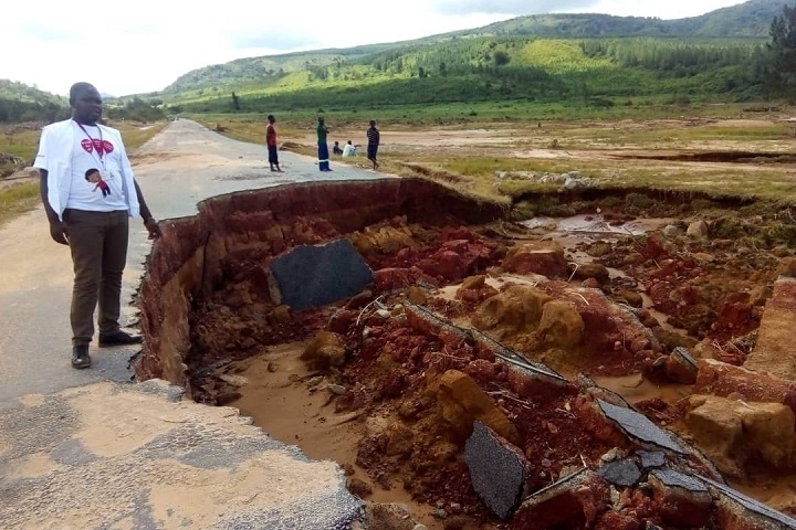 サイクロン「イダイ」に見舞われた町で、橋は決壊し道路は崩れ落ちた　© Gloria Ganyani/MSF
