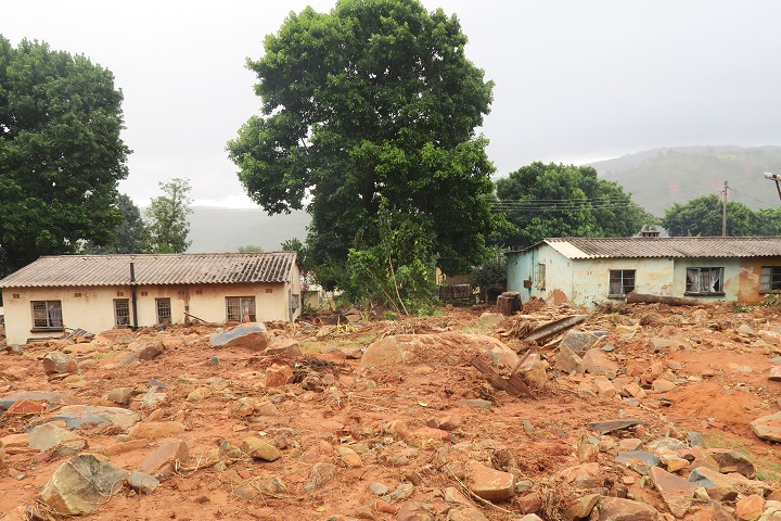 ンガング村には壊れた家や大きな落石が残る　© Gloria Ganyani/MSF