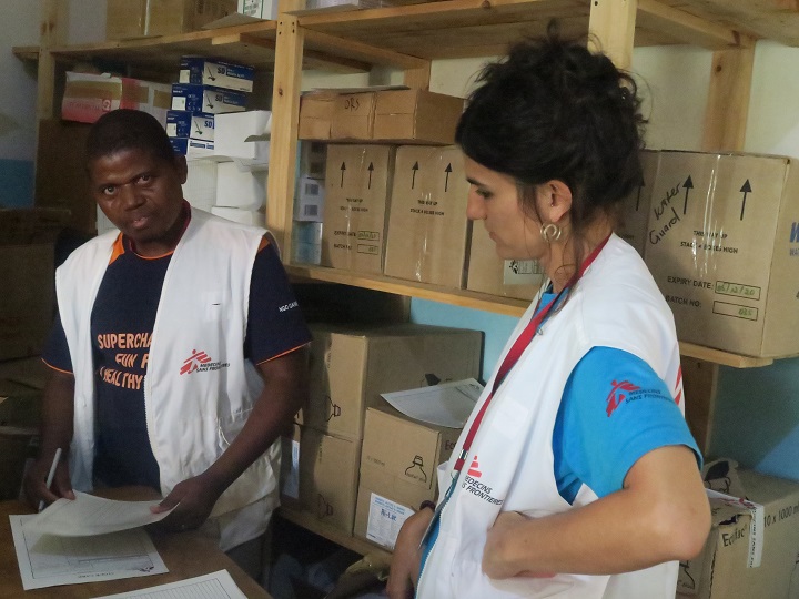 容体安定センターで活動するMSFのモネティ医師（右）　© Gloria Ganyani/MSF