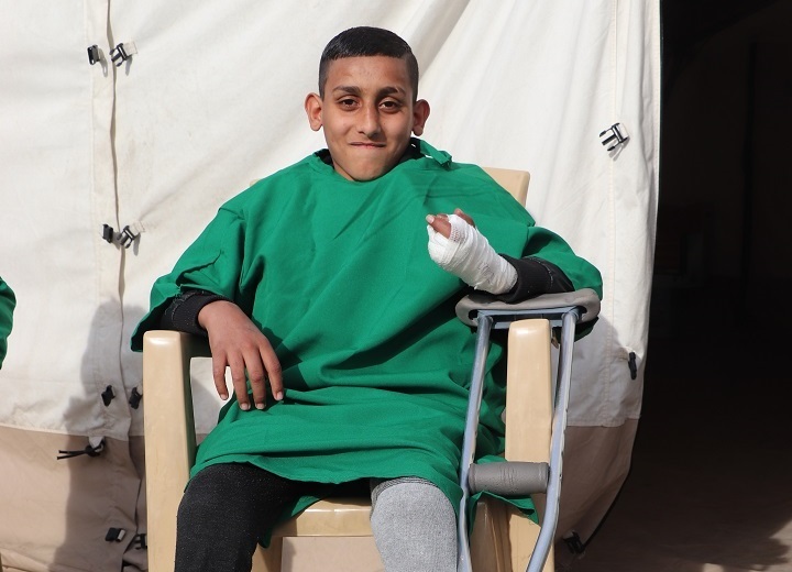 アブダッラーくんは爆発で弟と片方の足を失くした　© Elisa Fourt/MSF