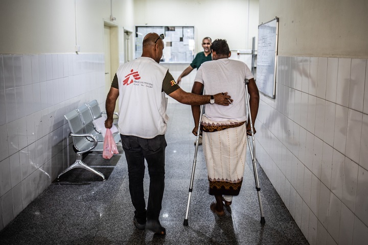 MSFの病院で治療を受ける患者（左・2018年に撮影) © Agnes Varraine-Leca/MSF