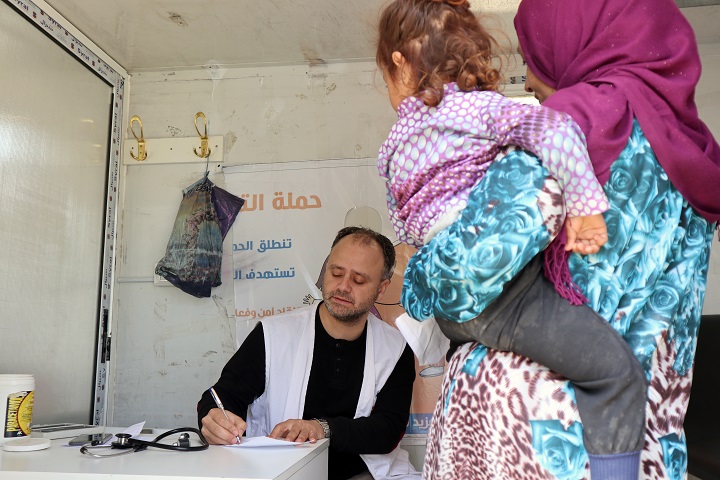 避難民となった母子を診察するMSFの移動診療スタッフ　© MSF